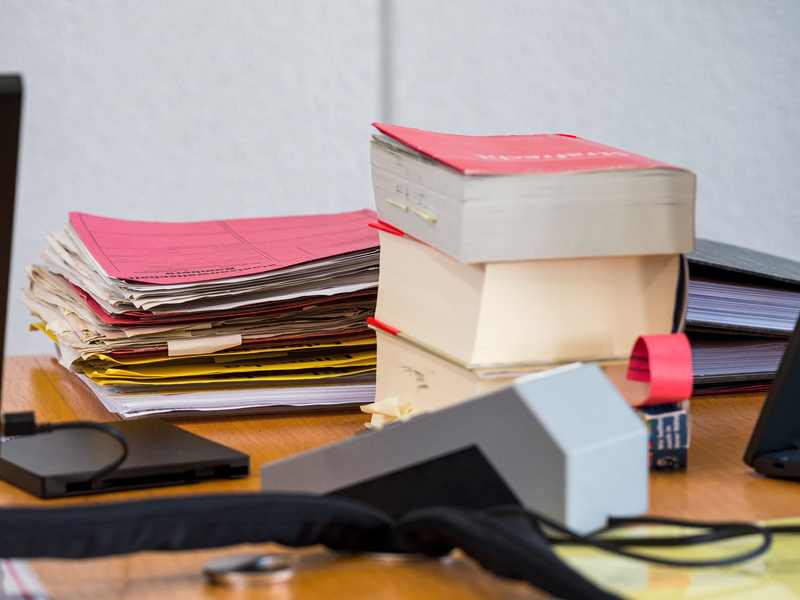 In Gesetzesbüchern lassen sich viele verschachtelte Sätze finden. (Symbolbild) - Foto: Daniel Vogl/dpa