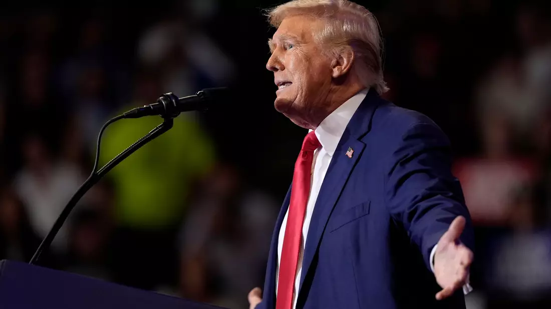 Trump ist dafür bekannt, seinen politischen Gegnern immer neue Spitznamen zu verpassen. Die jüngste Schöpfung: «Genossinn Kamala Harris». - Bild: Carolyn Kaster/AP/dpa