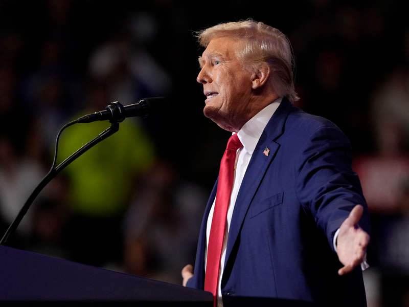 Trump ist dafür bekannt, seinen politischen Gegnern immer neue Spitznamen zu verpassen. Die jüngste Schöpfung: «Genossinn Kamala Harris». - Foto: Carolyn Kaster/AP/dpa