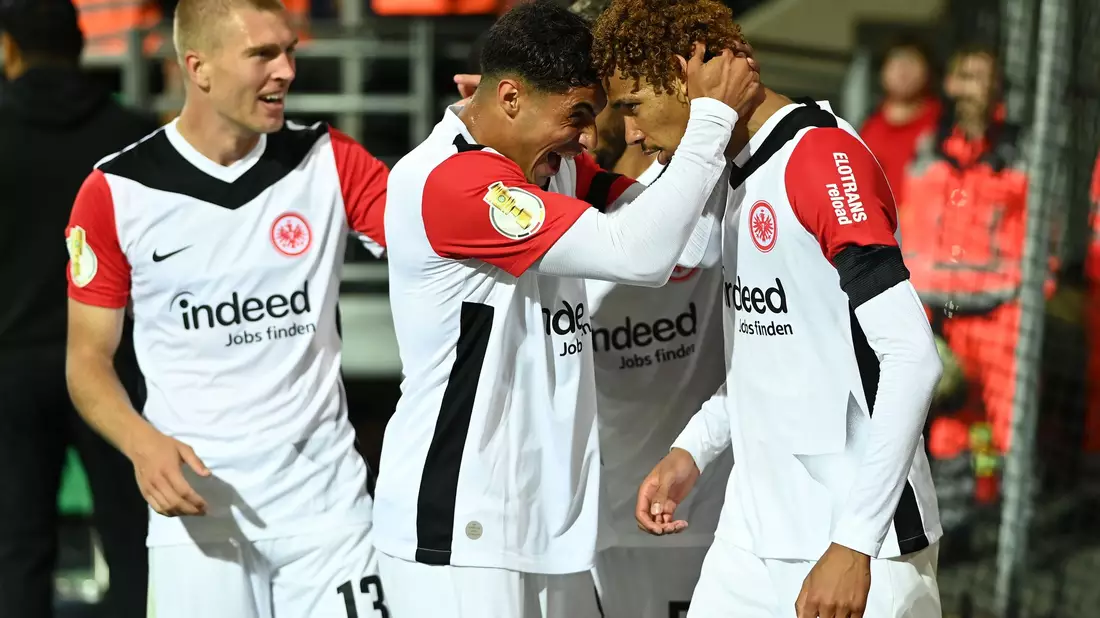 Hugo Ekitike war der Matchwinner für Eintracht Frankfurt im DFB-Pokal gegen Eintracht Braunschweig. - Bild: Swen Pförtner/dpa