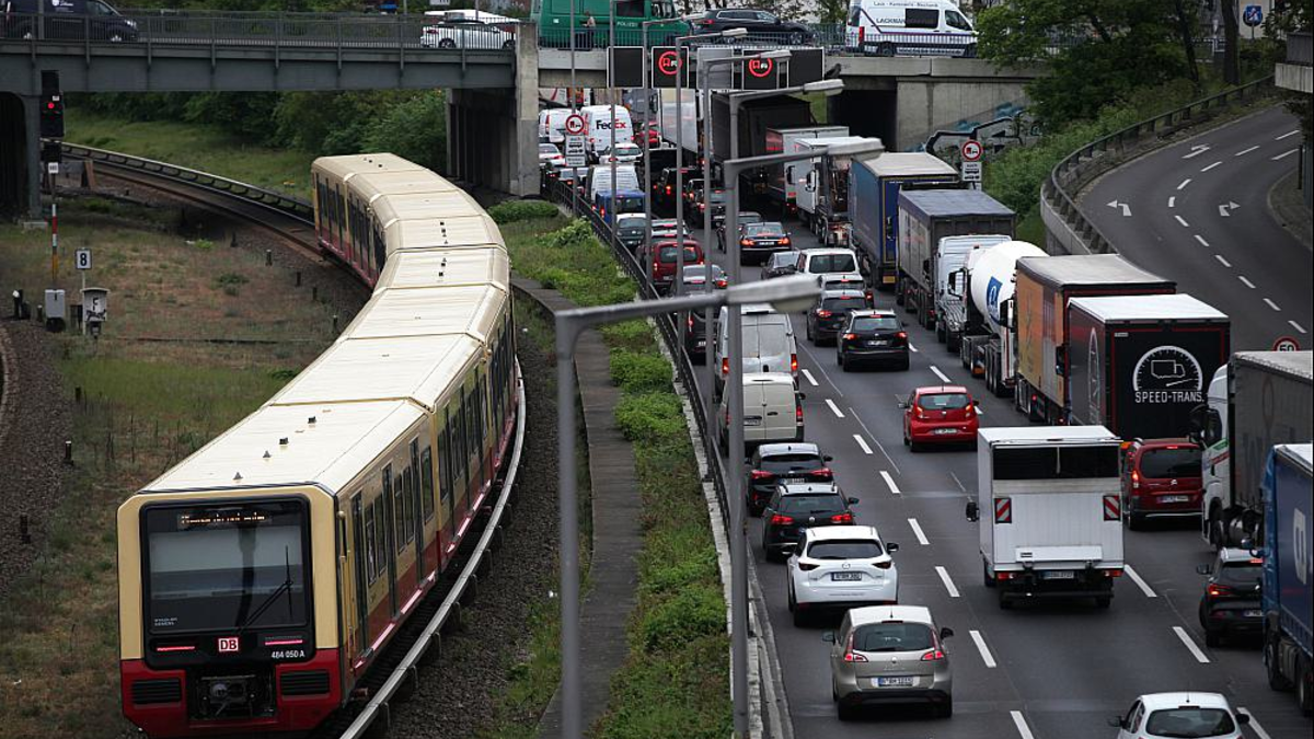 S-Bahn und Stau (Archiv) - Foto: über dts Nachrichtenagentur