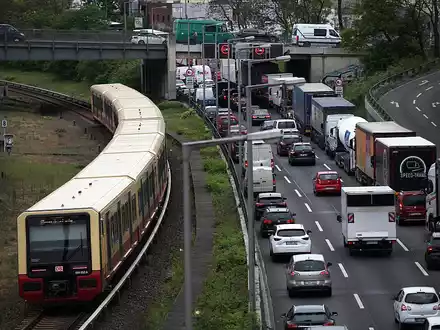 S-Bahn und Stau (Archiv) - Foto: über dts Nachrichtenagentur