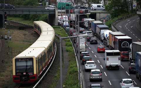 S-Bahn und Stau (Archiv) - Foto: über dts Nachrichtenagentur