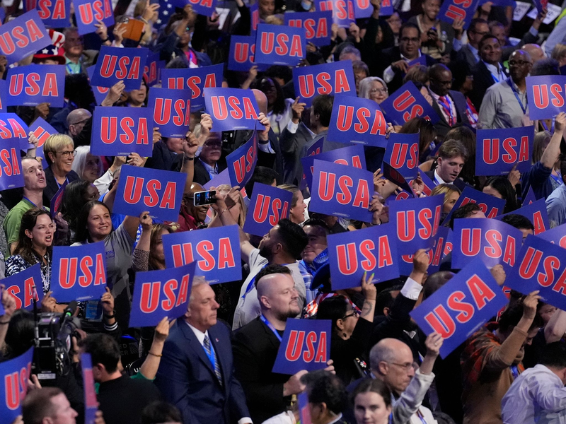 Alexandria Ocasio-Cortez beim Parteitag der Demokraten in Chicago. (Archivbild) - Foto: Charles Rex Arbogast/AP/dpa