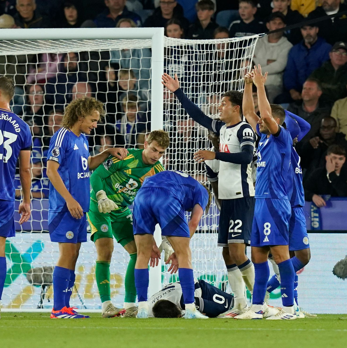 Nach minutenlanger Behandlung wurde Tottenham-Profi Rodrigo Bentancur auf einer Trage vom Platz gebracht. - Foto: Andrew Yates/CSM via ZUMA Press Wire/dpa