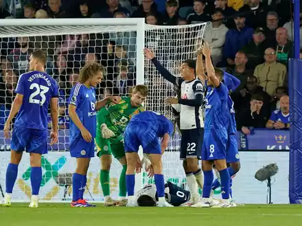 Nach minutenlanger Behandlung wurde Tottenham-Profi Rodrigo Bentancur auf einer Trage vom Platz gebracht. - Foto: Andrew Yates/CSM via ZUMA Press Wire/dpa