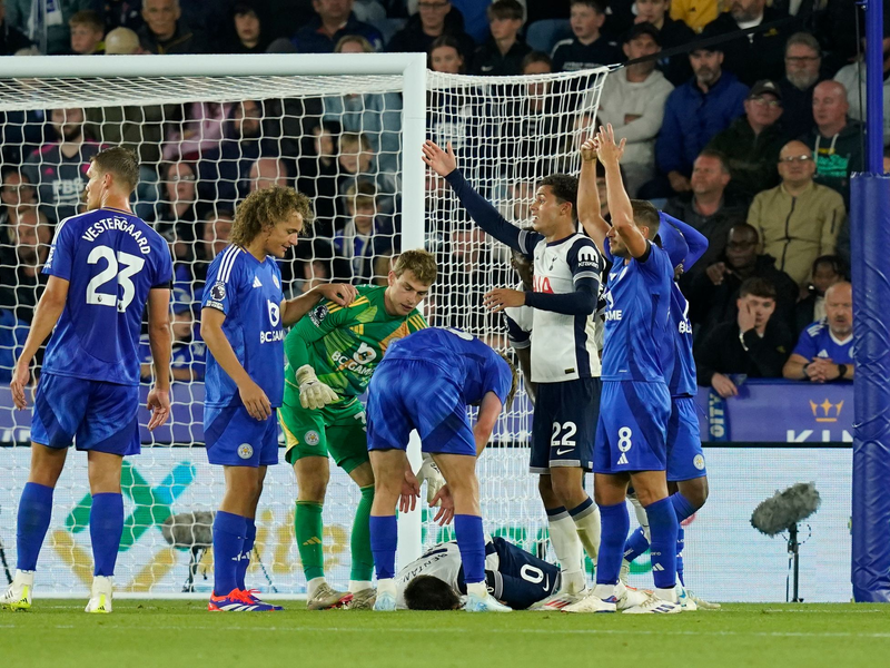 Nach minutenlanger Behandlung wurde Tottenham-Profi Rodrigo Bentancur auf einer Trage vom Platz gebracht. - Foto: Andrew Yates/CSM via ZUMA Press Wire/dpa