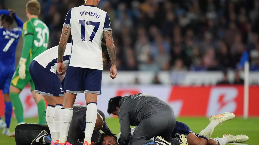 Nach dem heftigen Zusammenprall behandelten Betreuer Totenham-Profi Rodrigo Bentancur minutenlang auf dem Platz. - Bild: Bradley Collyer/PA Wire/dpa