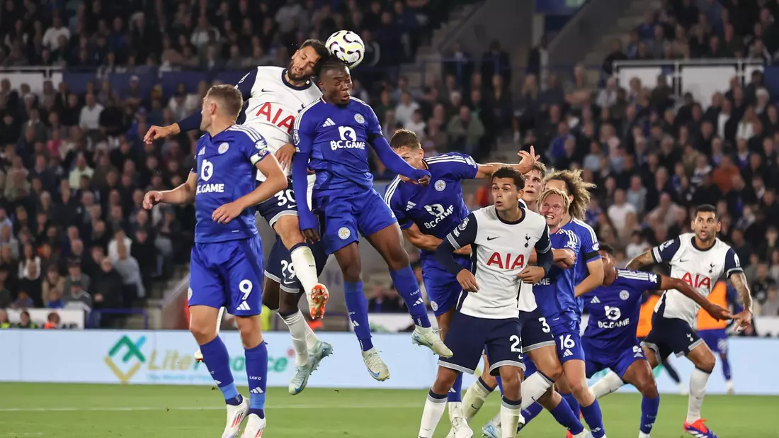 Das Kopfballduell endete für Tottenham-Profi Rodrigo Bentancur mit einem K.o.  - Bild: Mark Cosgrove/News Images via ZUMA Press Wire/dpa