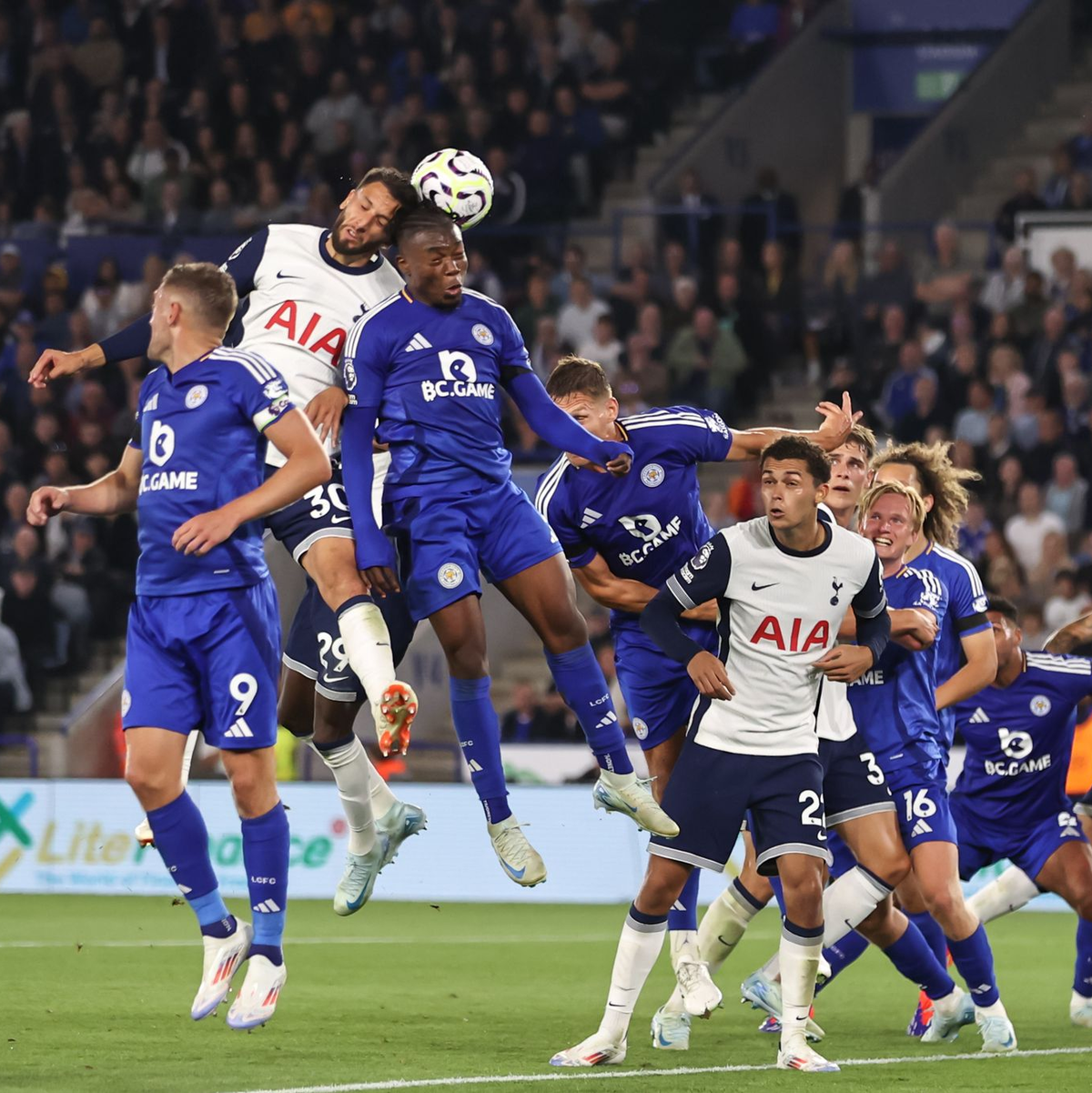 Das Kopfballduell endete für Tottenham-Profi Rodrigo Bentancur mit einem K.o.  - Foto: Mark Cosgrove/News Images via ZUMA Press Wire/dpa