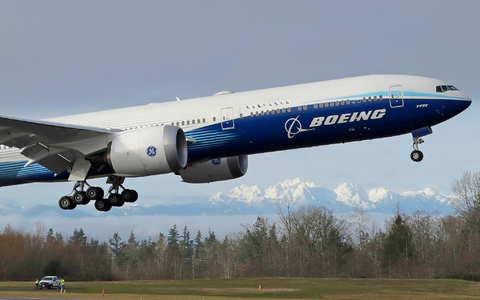 Die 777X ist als Nachfolgerin des bei Airlines populären Langstrecken-Modells Boeing 777 gedacht. (Archivbild) - Foto: Ted S. Warren/AP/dpa