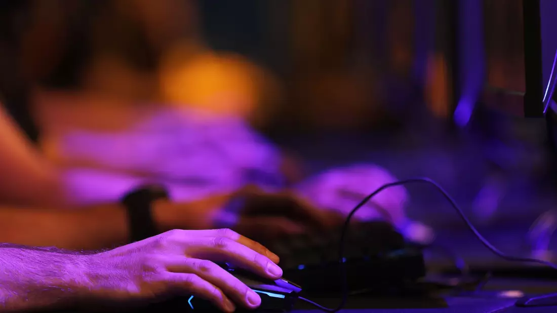 Messebesucher testen auf der Gamescom ein Computerspiel. - Bild: Oliver Berg/dpa