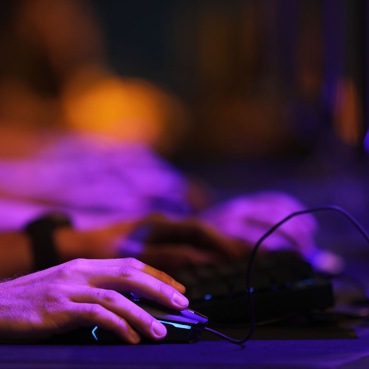 Messebesucher testen auf der Gamescom ein Computerspiel. - Foto: Oliver Berg/dpa