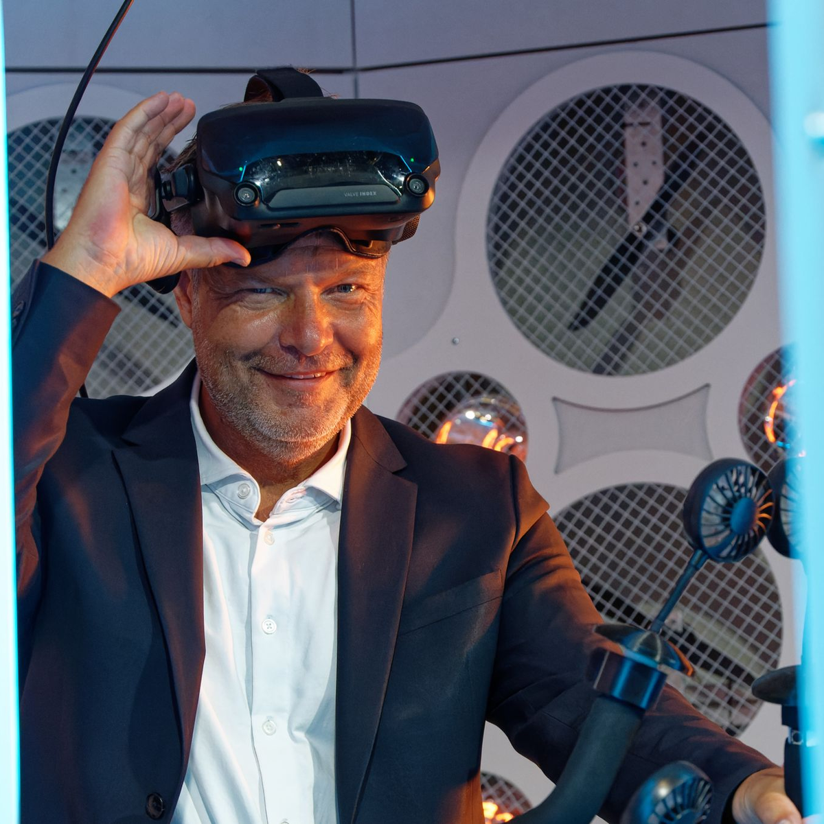 Wirtschaftsminister Robert Habeck (Grüne) steht bei einem Messerundgang bei der Computerspiele-Messe Gamescom 2022 in einem Simulator und trägt dabei eine Virtual-Reality-Brille. - Foto: Henning Kaiser/dpa
