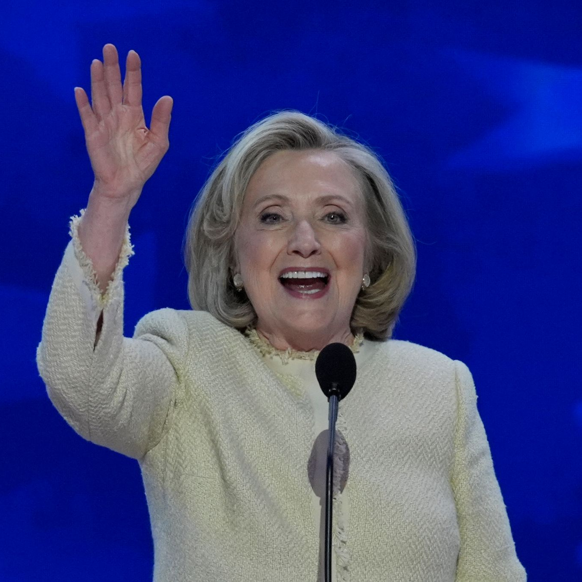 Die frühere US-Außenministerin Hillary Clinton sieht die Nominierung der demokratischen Präsidentschaftskandidatin Kamala Harris als wegweisenden Schritt für das Land. - Foto: J. Scott Applewhite/AP/dpa