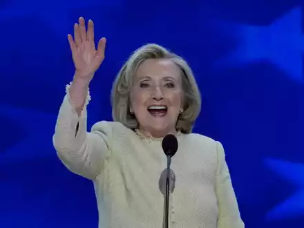 Die frühere US-Außenministerin Hillary Clinton sieht die Nominierung der demokratischen Präsidentschaftskandidatin Kamala Harris als wegweisenden Schritt für das Land. - Foto: J. Scott Applewhite/AP/dpa