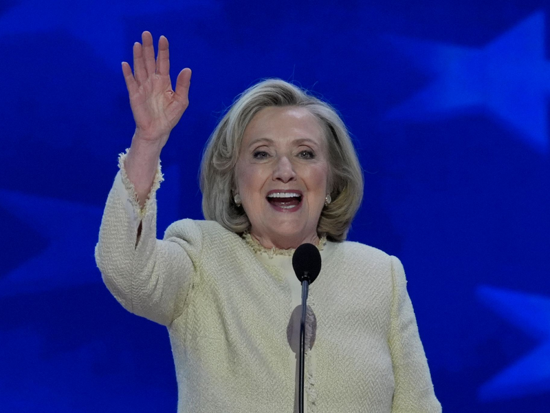 Die frühere US-Außenministerin Hillary Clinton sieht die Nominierung der demokratischen Präsidentschaftskandidatin Kamala Harris als wegweisenden Schritt für das Land. - Foto: J. Scott Applewhite/AP/dpa