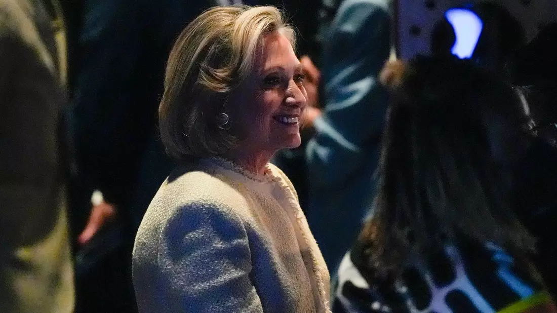 Amerika sei kurz davor, die höchste und härteste gläserne Decke zu durchbrechen, sagte Clinton in Chicago. - Bild: Matt Rourke/AP/dpa