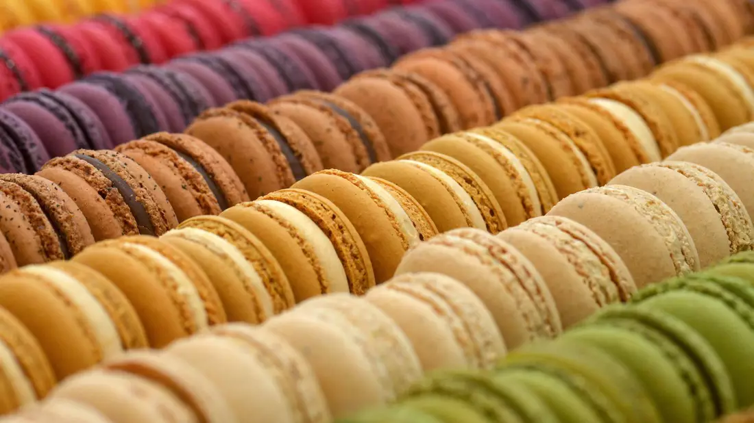 Bunt, bunter, Macarons: Blick auf eine Auswahl des Trend-Gebäcks in Brüssel. (Archivbild von 2014) - Bild: picture alliance / dpa