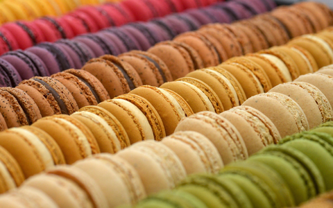 Bunt, bunter, Macarons: Blick auf eine Auswahl des Trend-Gebäcks in Brüssel. (Archivbild von 2014) - Foto: picture alliance / dpa