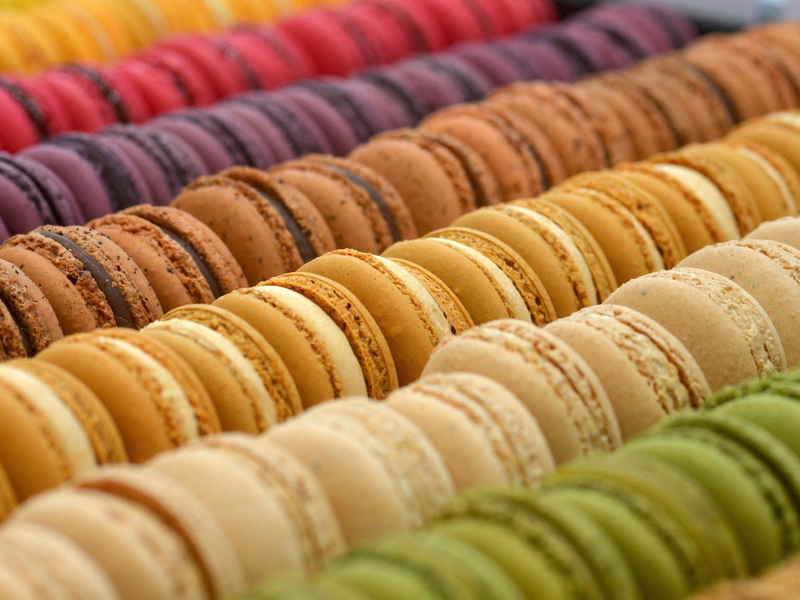 Bunt, bunter, Macarons: Blick auf eine Auswahl des Trend-Gebäcks in Brüssel. (Archivbild von 2014) - Foto: picture alliance / dpa