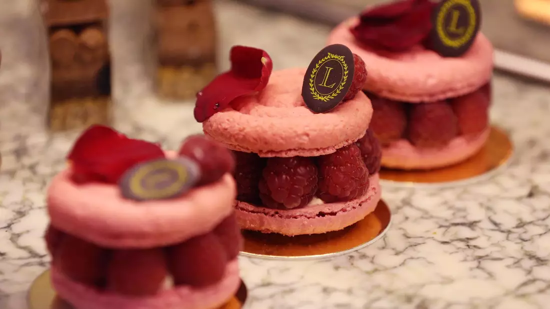 Besonders edle Macarons von Ladurée in Paris mit ganzen Himbeeren. (Archivbild) - Bild: Gao Jing/XinHua/dpa