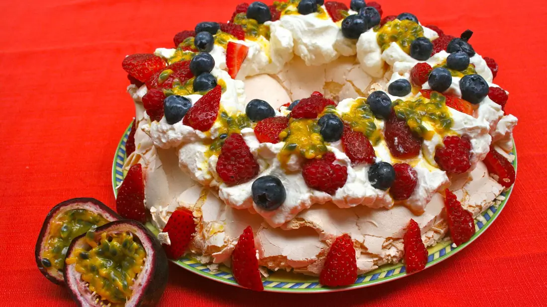 Sieht nach was aus: das schaumig-sahnig-fruchtige Dessert Pavlova. (Archivbild) - Bild: picture alliance / dpa