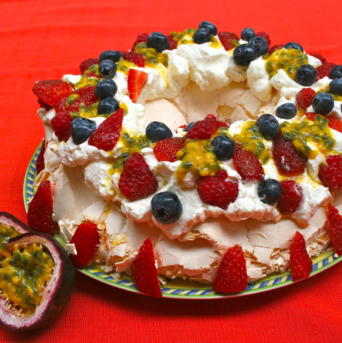 Sieht nach was aus: das schaumig-sahnig-fruchtige Dessert Pavlova. (Archivbild) - Foto: picture alliance / dpa