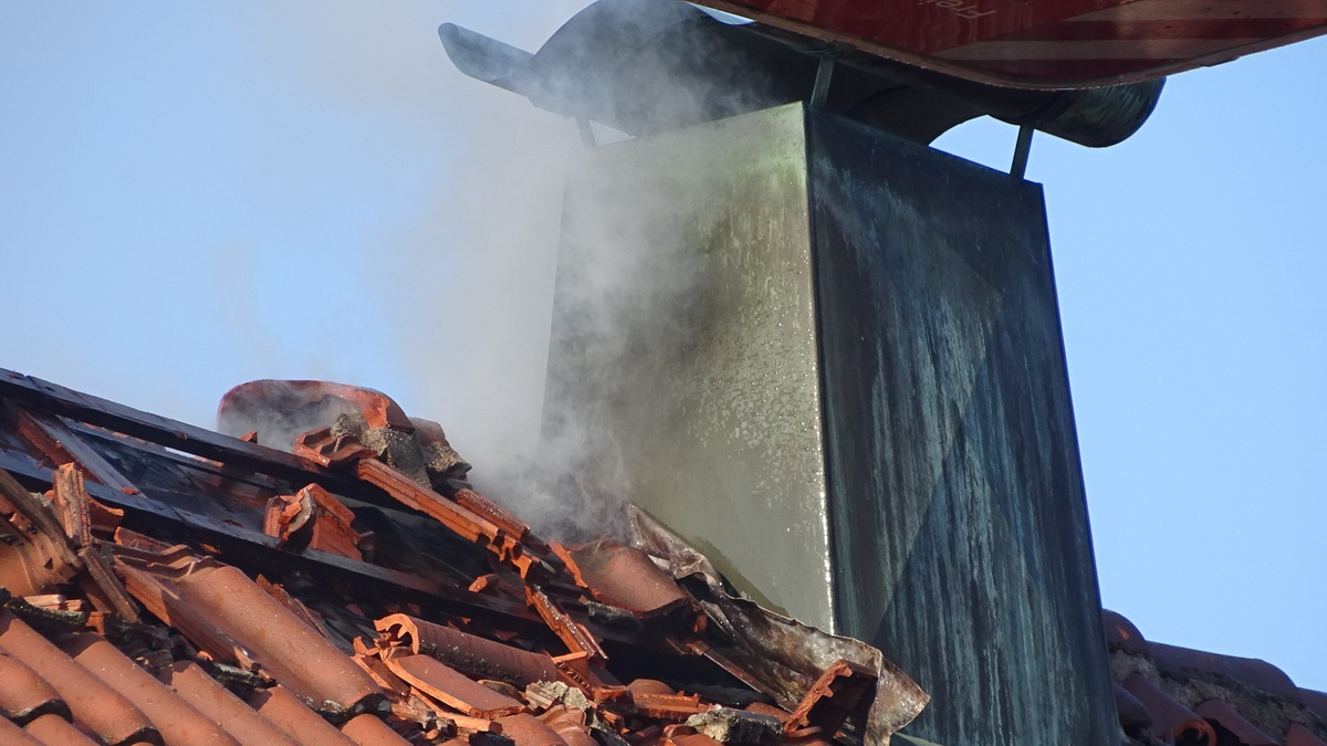 KFV-CW: Mehrfamilienhaus in Oberkollbach nach Dachstuhlbrand unbewohnbar / Vier Personen, darunter zwei Kinder, kamen ins Krankenhaus - Foto: presseportal.de