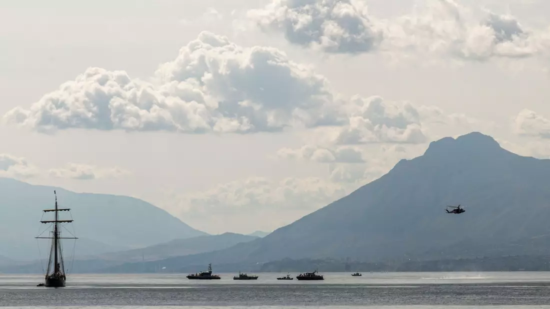 Rettungskräfte und Spezialtaucher sind an der Unglücksstelle im Einsatz. - Bild: Lucio Ganci/AP/dpa