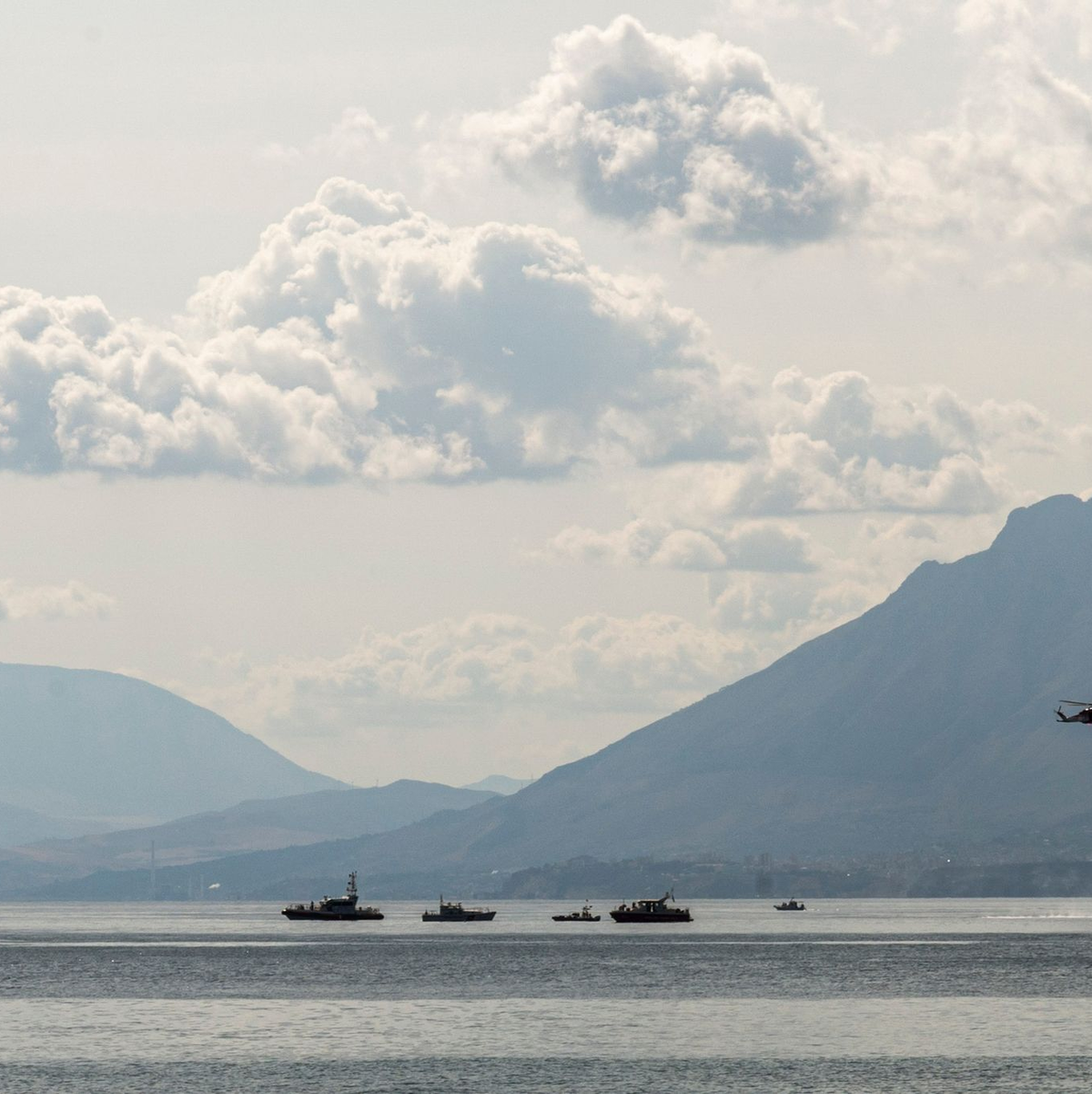Rettungskräfte und Spezialtaucher sind an der Unglücksstelle im Einsatz. - Foto: Lucio Ganci/AP/dpa