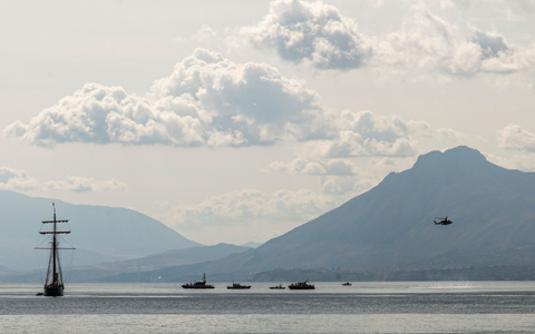 Rettungskräfte und Spezialtaucher sind an der Unglücksstelle im Einsatz. - Foto: Lucio Ganci/AP/dpa Rettungskräfte und Spezialtaucher sind an der Unglücksstelle im Einsatz. - Foto: Lucio Ganci/AP/dpa