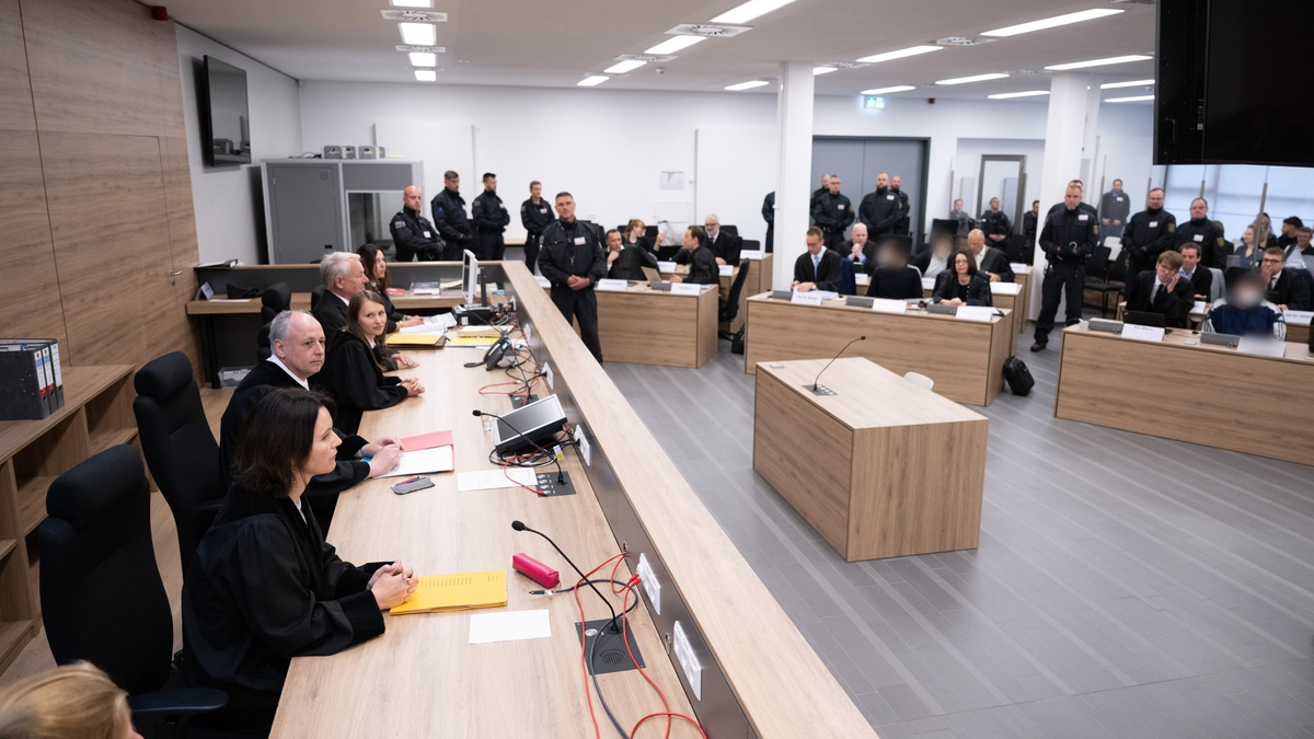 Blick in den Saal des Landgerichts Dresden vor der Urteilsverkündung im Prozess wegen des Juwelendiebstahls aus dem Historischen Grünen Gewölbe Dresden - Foto: Sebastian Kahnert/dpa-Pool/dpa