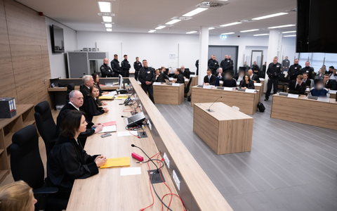 Blick in den Saal des Landgerichts Dresden vor der Urteilsverkündung im Prozess wegen des Juwelendiebstahls aus dem Historischen Grünen Gewölbe Dresden - Foto: Sebastian Kahnert/dpa-Pool/dpa Blick in den Saal des Landgerichts Dresden vor der Urteilsverkündung im Prozess wegen des Juwelendiebstahls aus dem Historischen Grünen Gewölbe Dresden - Foto: Sebastian Kahnert/dpa-Pool/dpa