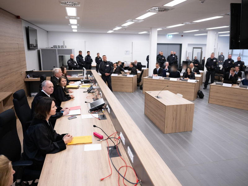 Blick in den Saal des Landgerichts Dresden vor der Urteilsverkündung im Prozess wegen des Juwelendiebstahls aus dem Historischen Grünen Gewölbe Dresden - Foto: Sebastian Kahnert/dpa-Pool/dpa