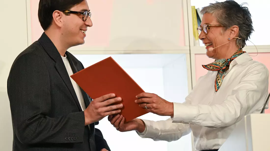 Wer erhält in diesem Jahr den begehrten Preis? 20 Bücher sind im Rennen (Archivbild). - Bild: Arne Dedert/dpa