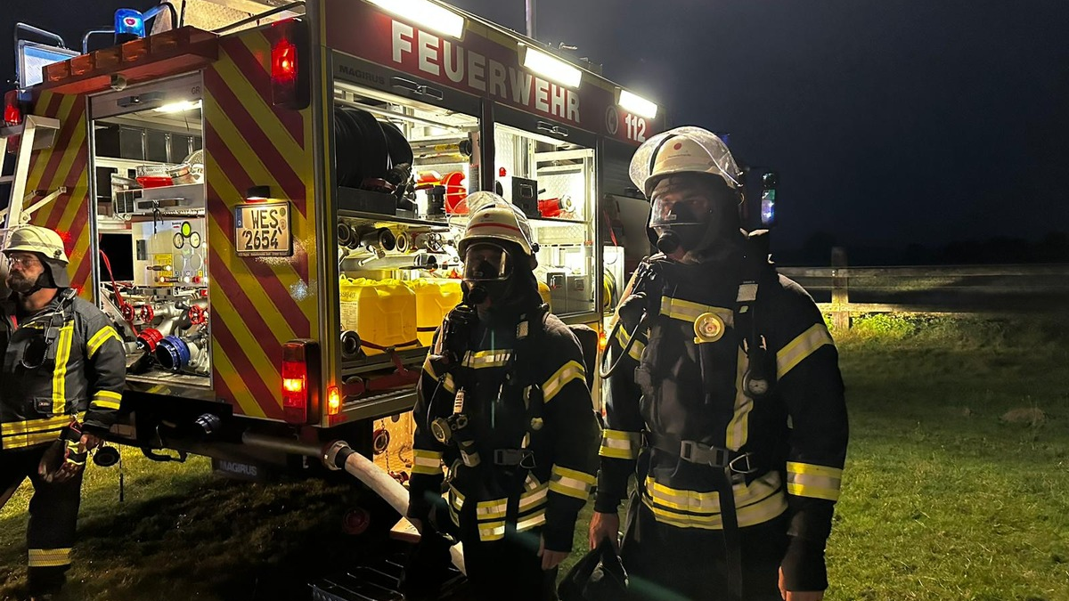 FW Sonsbeck: PKW-Brand in Scheune - Brandausbreitung verhindert - Foto: presseportal.de