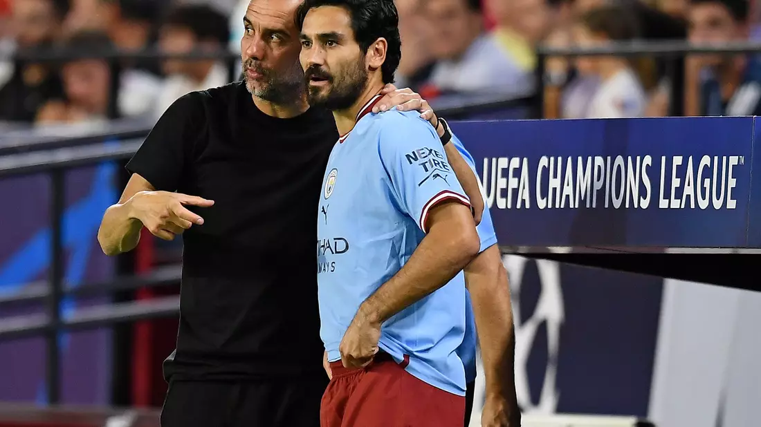 Pep Guardiola (l) und Ilkay Gündogan: Bald wieder in einem Team? - Bild: Jose Breton/AP/dpa