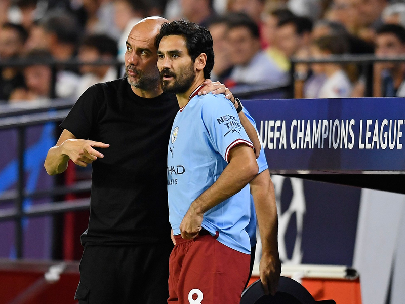 Pep Guardiola (l) und Ilkay Gündogan: Bald wieder in einem Team? - Foto: Jose Breton/AP/dpa