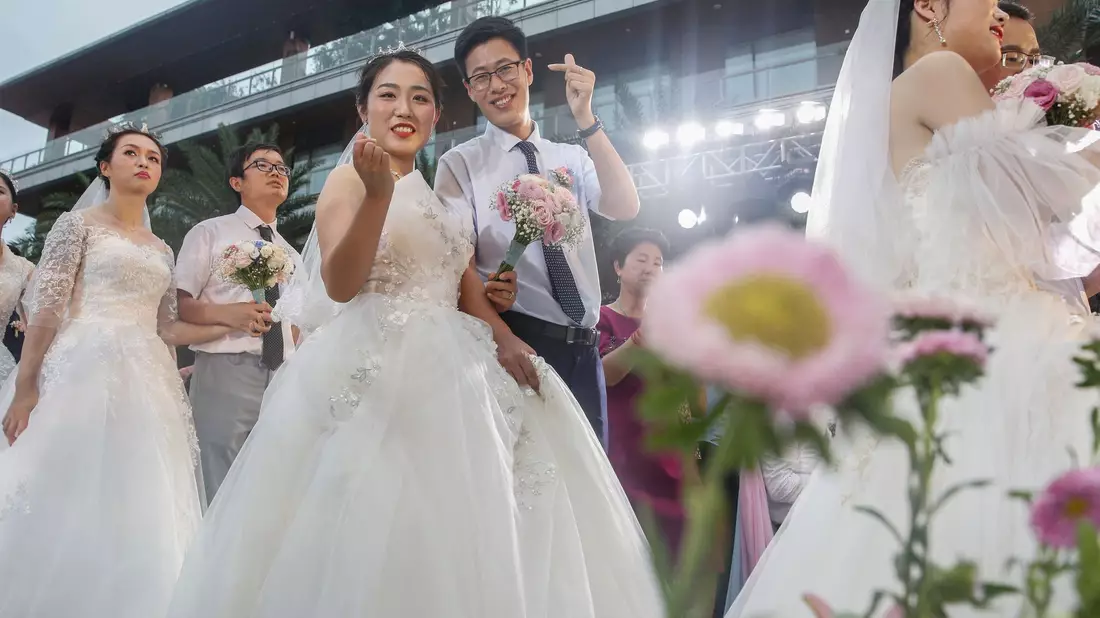 In China nimmt die Zahl der Ehen seit Jahren ab. Die Regierung will nun Anträge für neue Ehe-Schließungen erleichtern. Scheidungen werden dagegen erschwert (Archivfoto).  - Bild: Zhang Yuwei/XinHua/dpa