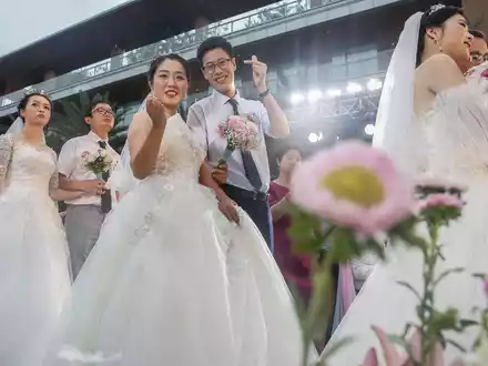 In China nimmt die Zahl der Ehen seit Jahren ab. Die Regierung will nun Anträge für neue Ehe-Schließungen erleichtern. Scheidungen werden dagegen erschwert (Archivfoto).  - Foto: Zhang Yuwei/XinHua/dpa