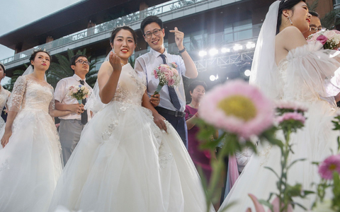 In China nimmt die Zahl der Ehen seit Jahren ab. Die Regierung will nun Anträge für neue Ehe-Schließungen erleichtern. Scheidungen werden dagegen erschwert (Archivfoto).  - Foto: Zhang Yuwei/XinHua/dpa