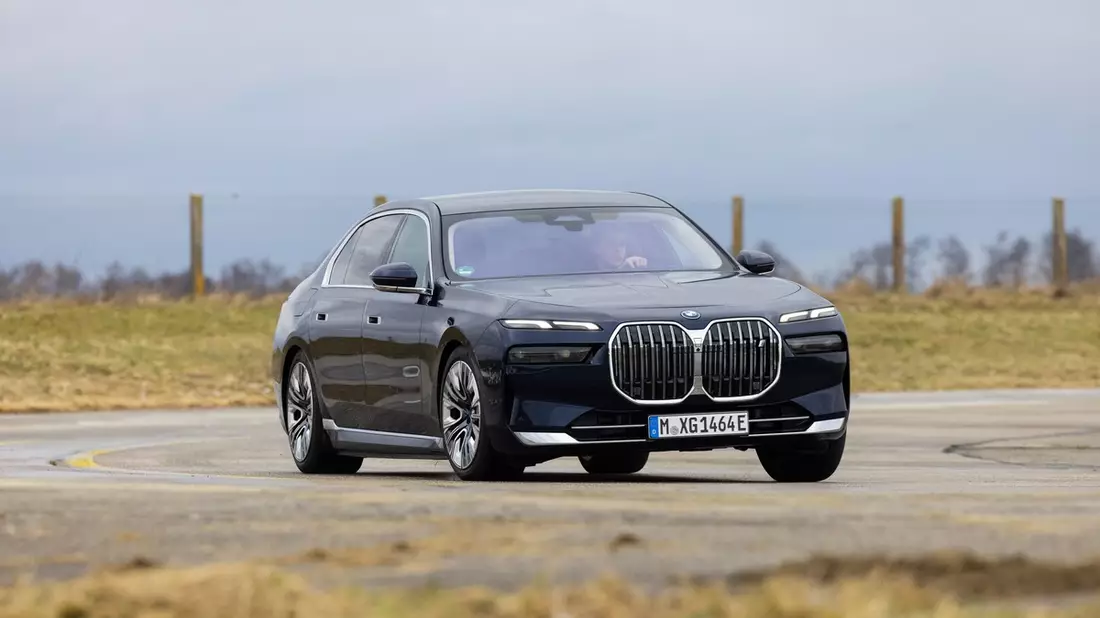 Noch keine Trendwende bei den E-Auto-Zulassungen / Gewerbliche Zulassungen dürften erst 2025 wieder Fahrt aufnehmen / Positive Tendenzen auf dem Gebrauchtwagenmarkt - Bild: presseportal.de