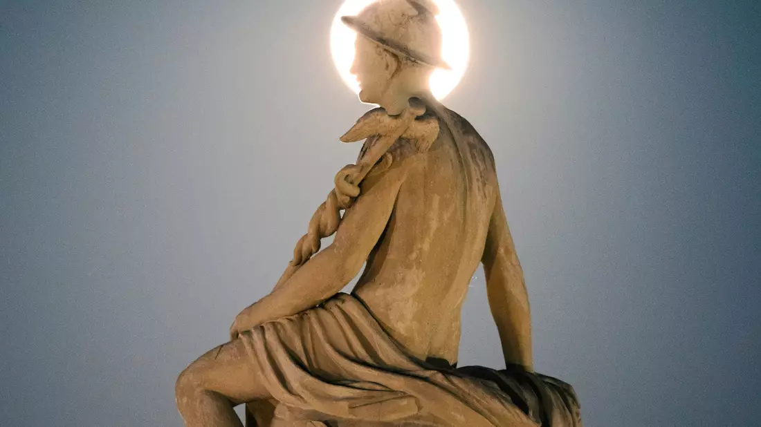 Hinter der Poseidon-Statue in Kopenhagen ist am Himmel ein großer Vollmond zu sehen. - Bild: Thomas Traasdahl/Ritzau Scanpix Foto/AP
