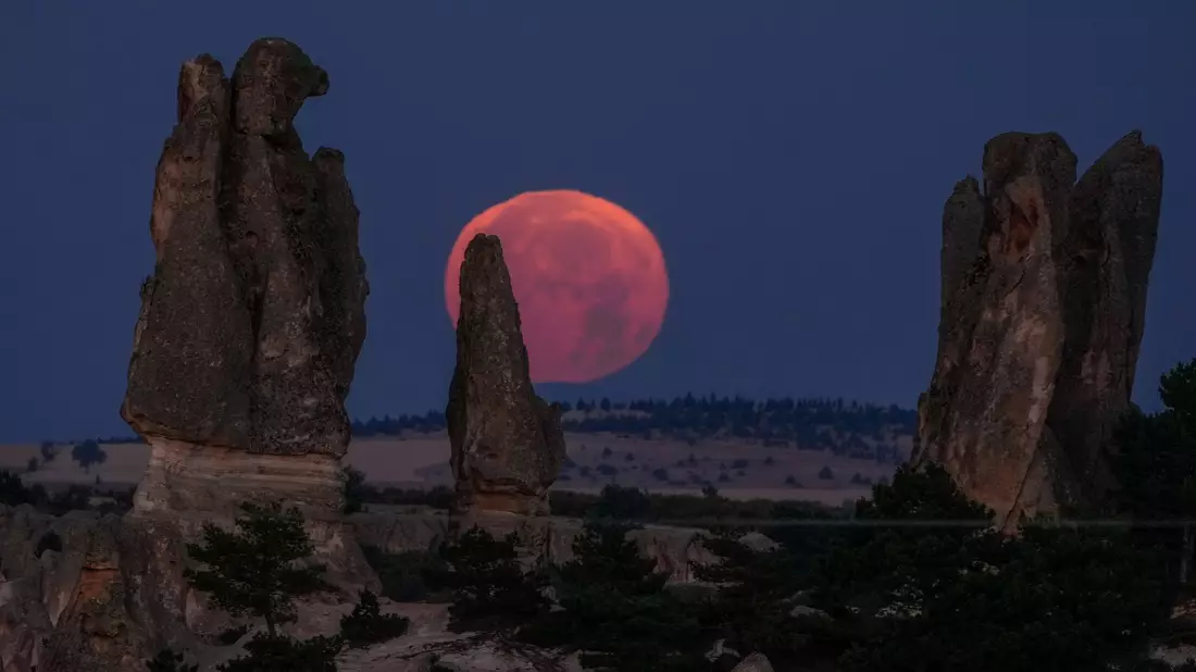 Der Super-Mond geht hinter einer  Felsformation im phrygischen Tal unter. - Bild: Emrah Gurel/AP