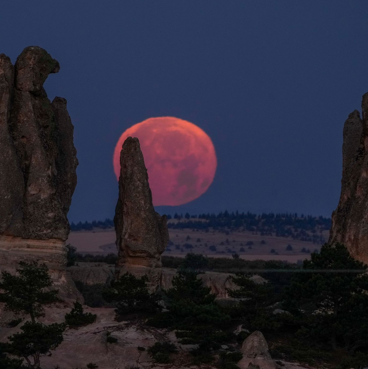 Der Super-Mond geht hinter einer  Felsformation im phrygischen Tal unter. - Foto: Emrah Gurel/AP