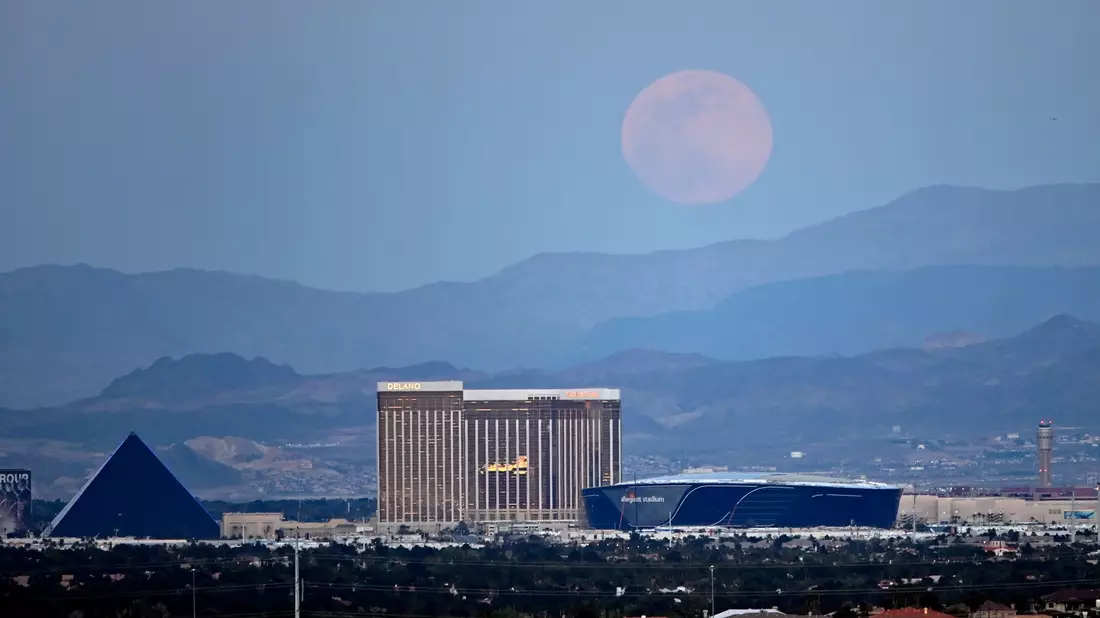 Der Mond geht als sogenannter Supermond über Las Vegas auf. - Bild: David Becker/ZUMA Wire/dpa