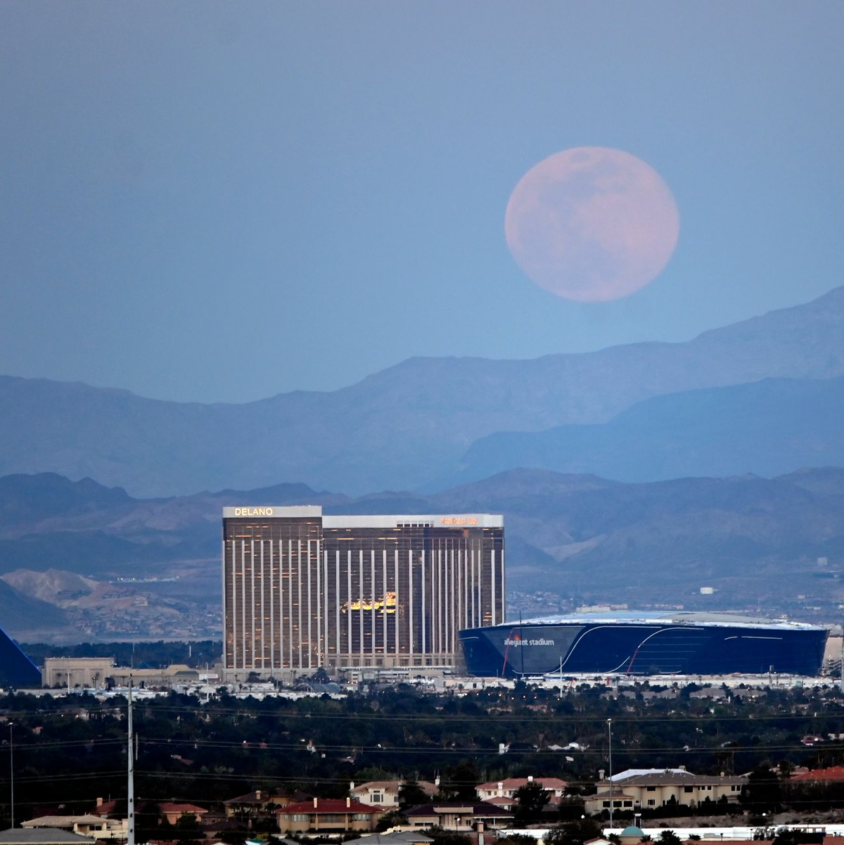 Der Mond geht als sogenannter Supermond über Las Vegas auf. - Foto: David Becker/ZUMA Wire/dpa