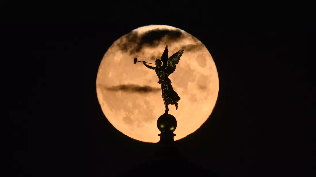 Der Mond geht am Abend hinter der Kuppel der Akademie der Bildenden Künste in Dresden auf. - Bild: Robert Michael/dpa