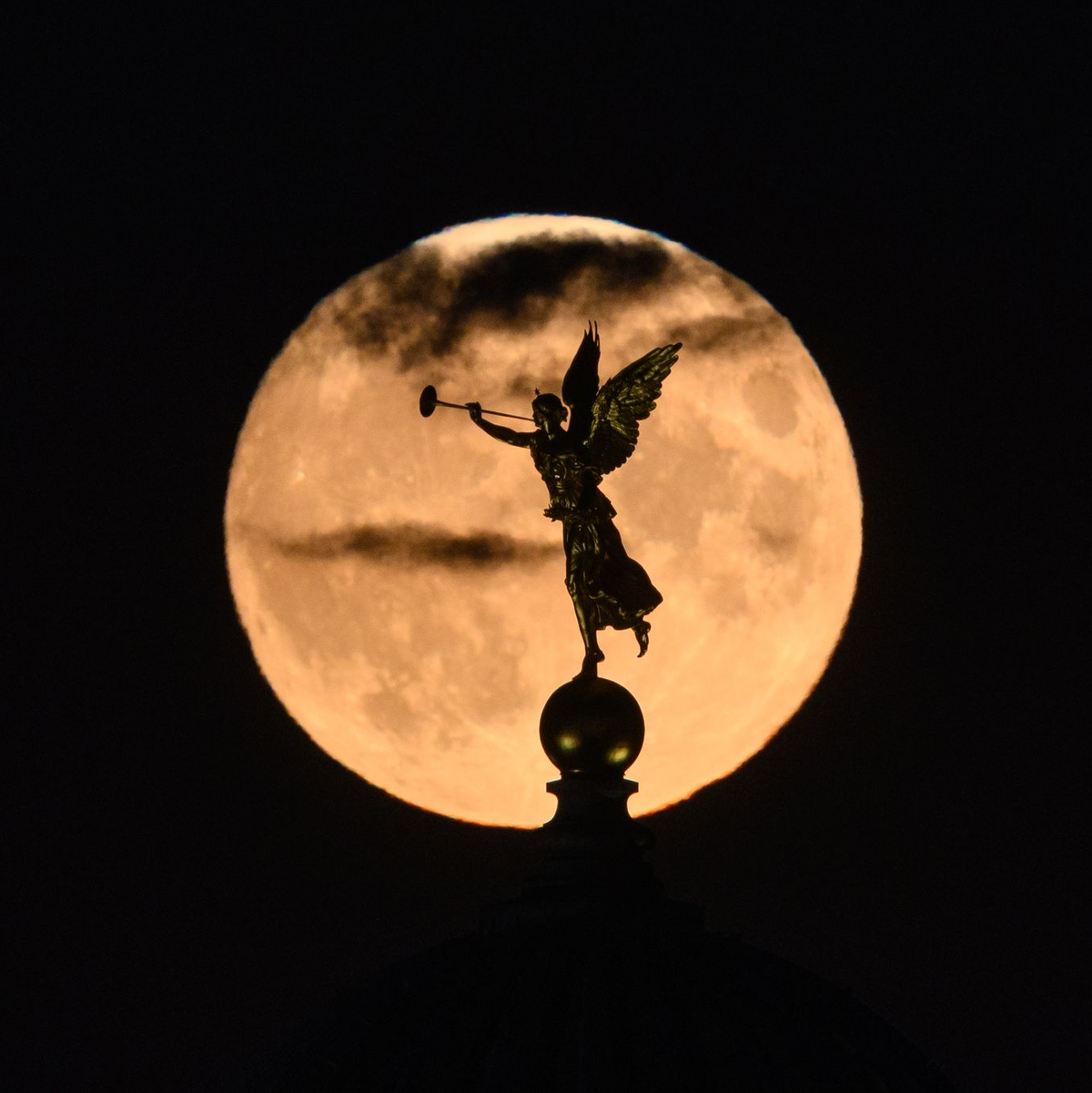 Der Mond geht am Abend hinter der Kuppel der Akademie der Bildenden Künste in Dresden auf. - Foto: Robert Michael/dpa